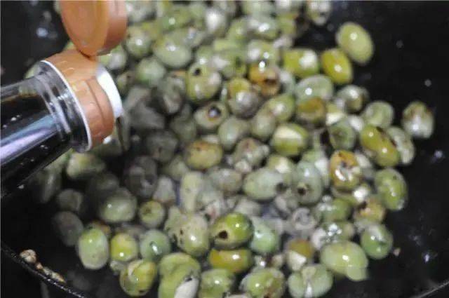 莲蓬|简单一炒比薯片还香!秋天抓紧吃!70、80后农村娃最爱的零食