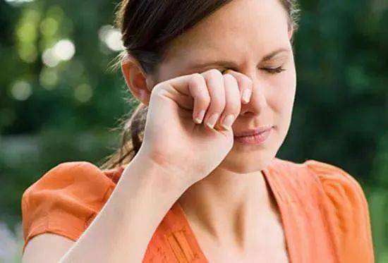 脏东西|眼睛干涩、胀痛、红血丝?用眼过度,只需10秒,给眼睛来一次彻底大清洗,网友:眼里脏东西竟然这么多!洗后爽爆了!