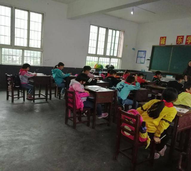 (图四,蛇山学校上课教室场景)