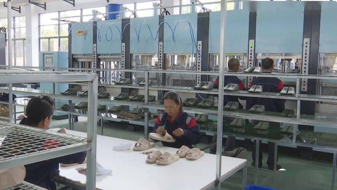 安龙县首家凉拖鞋厂试生产