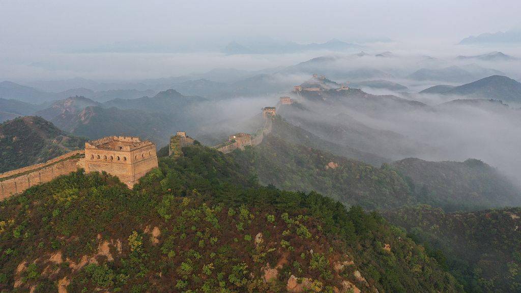 河北承德:雨后金山岭长城现云海景观如仙境