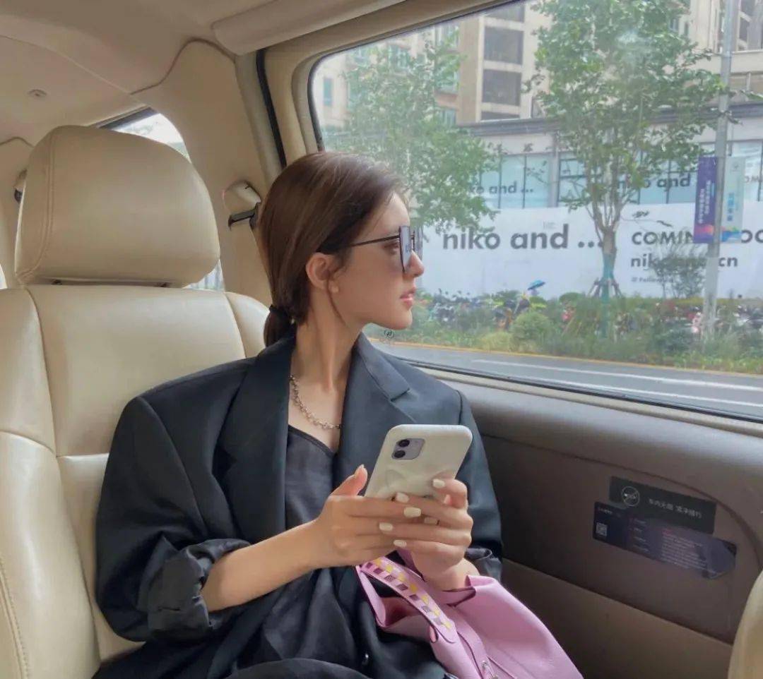 宋妍霏|入秋的第一波美甲，宋妍霏先安排上了！
