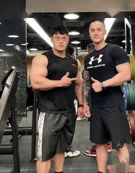 蒋劲夫近照，身材壮硕腿部纹身抢镜，网友：打