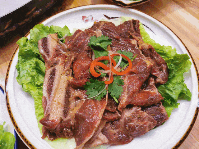 商家|99元抢原价260元「三哥院子地锅烤肉」4-6人餐！烤牛肉、烤五花肉、烤培根、烤翅中、烤鱿鱼……红遍哈尔滨的地锅烤肉快来试试！