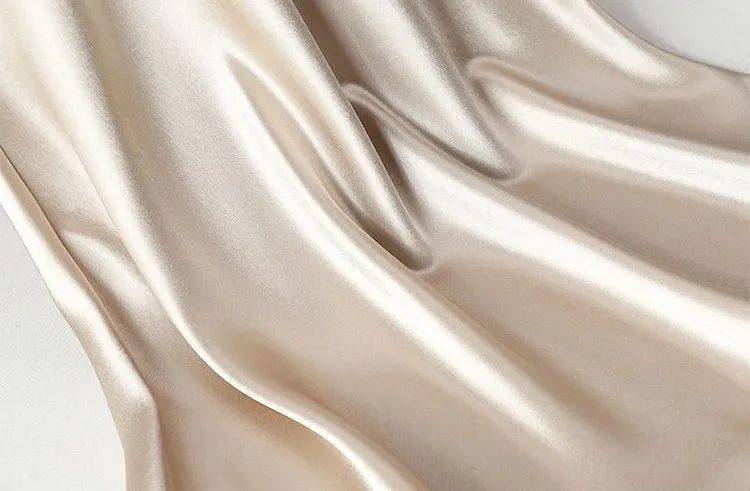 裙子|好物┃风靡时尚圈的丝滑半裙，穿上显瘦10斤还美得很高级！