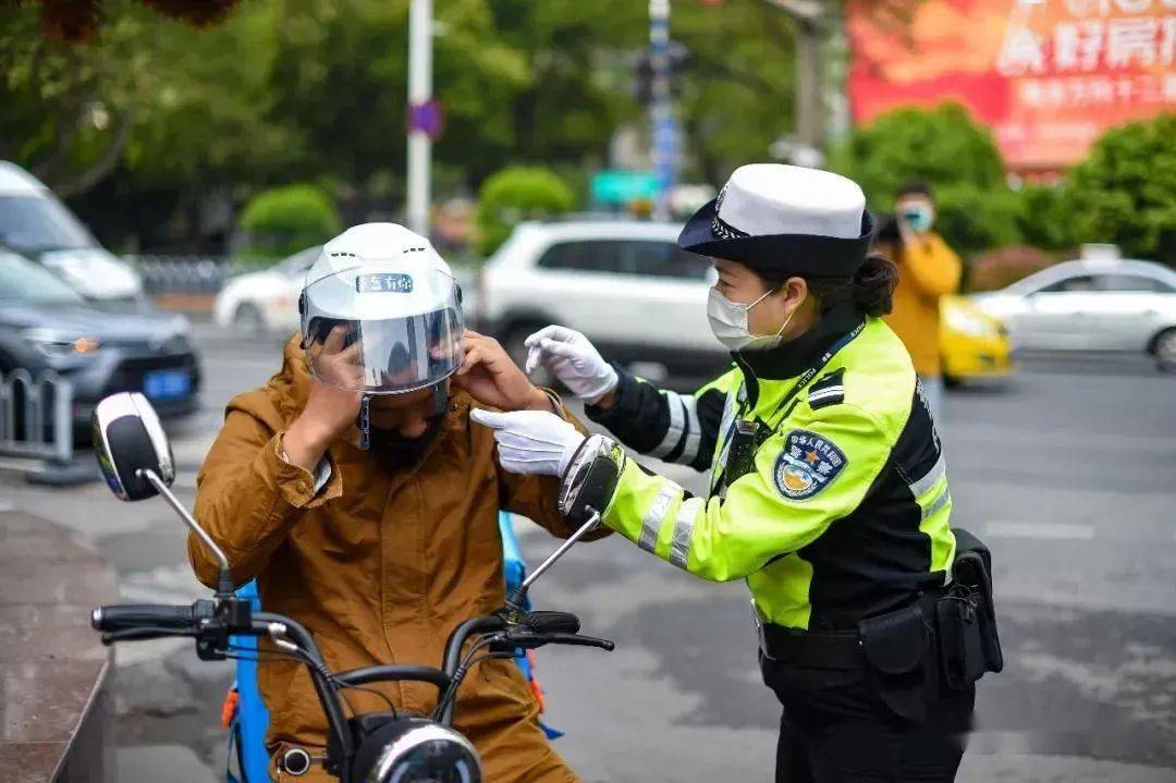 致全县摩托车,电动车驾驶人的一封信_头盔