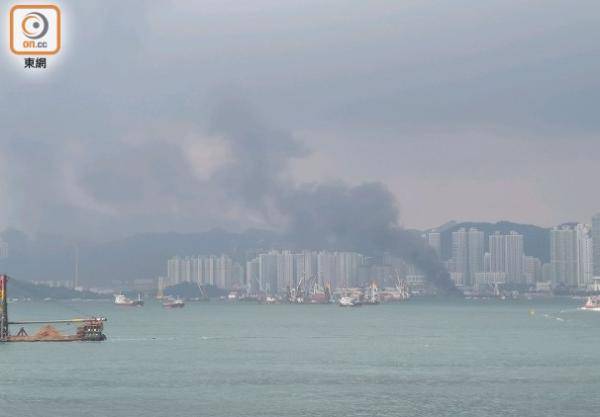 大火|香港一游艇突发大火沉没 现场浓烟滚滚（图）