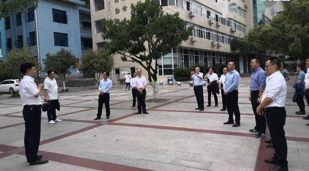 与会人员在南部中学党委书记张晓彬同志的讲解,引领下,详细了解了南部
