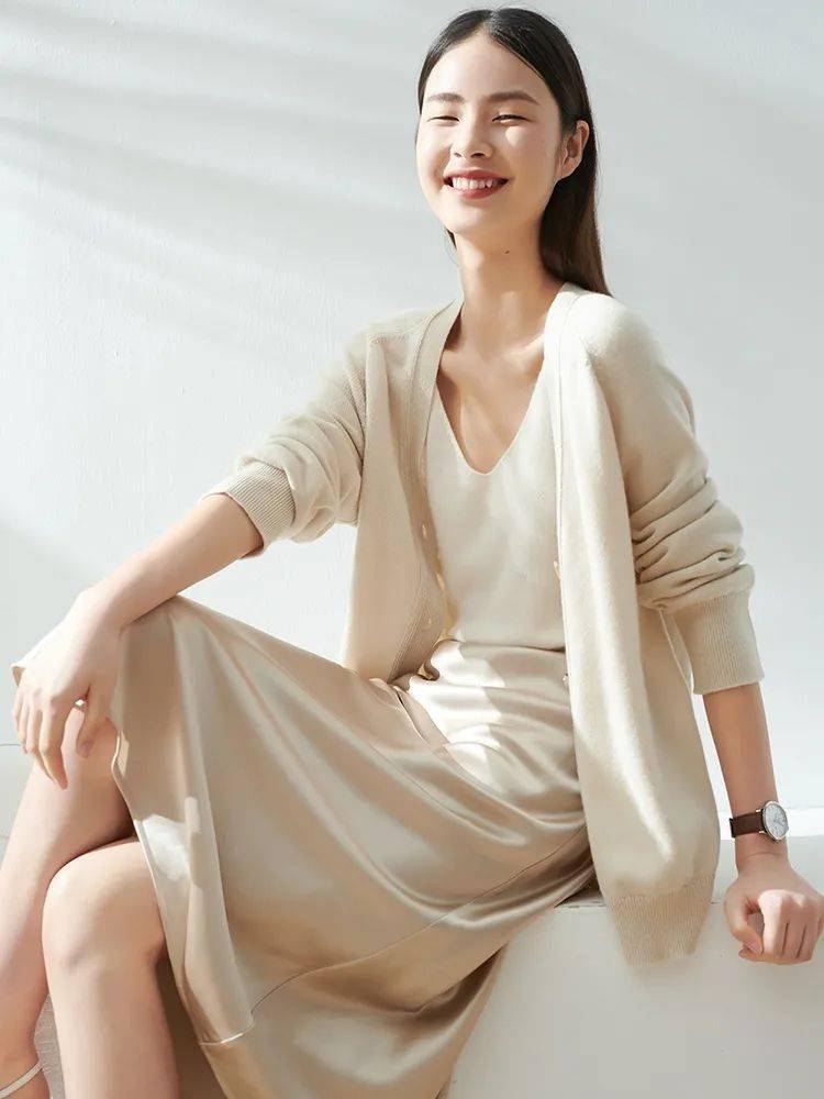 裙子|好物┃风靡时尚圈的丝滑半裙，穿上显瘦10斤还美得很高级！