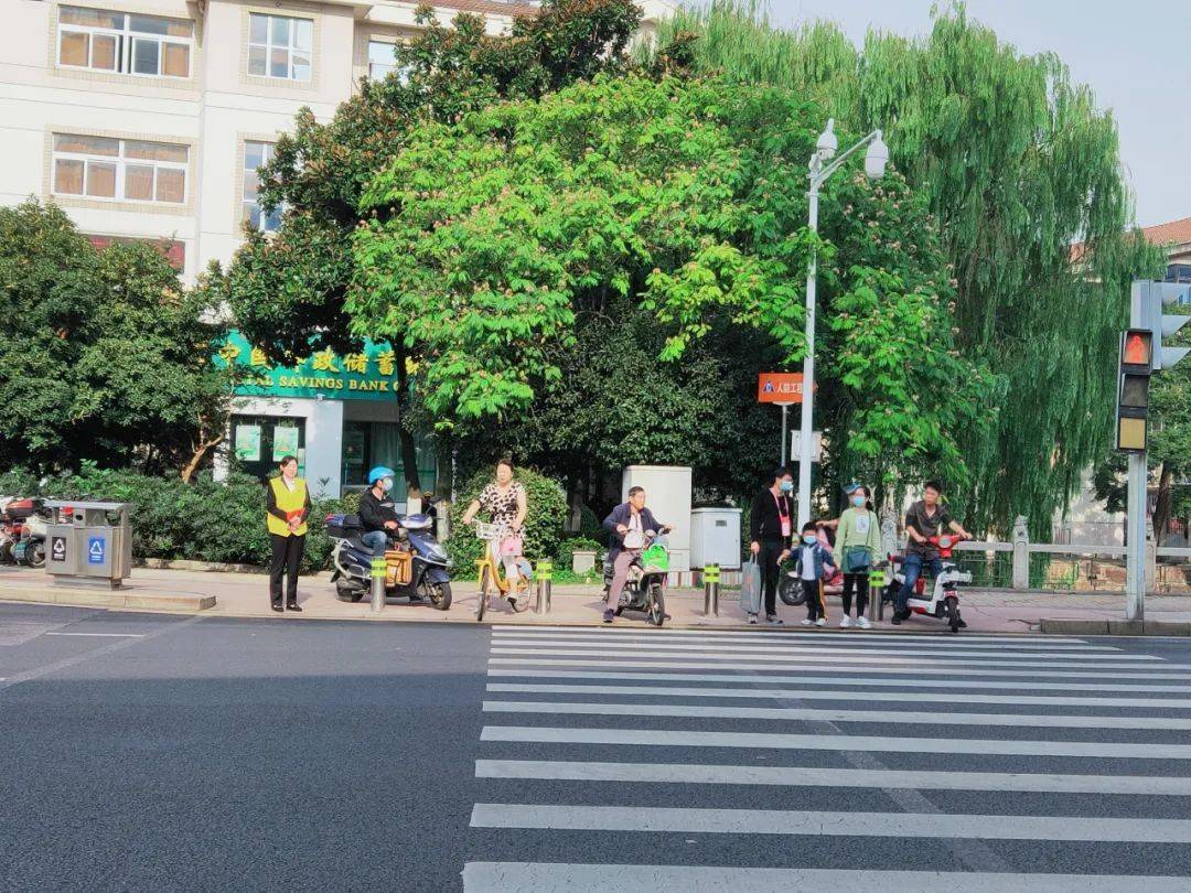 道路千万条,安全第一条,请遵守交通规则 不乱闯红灯 安全文明出行!