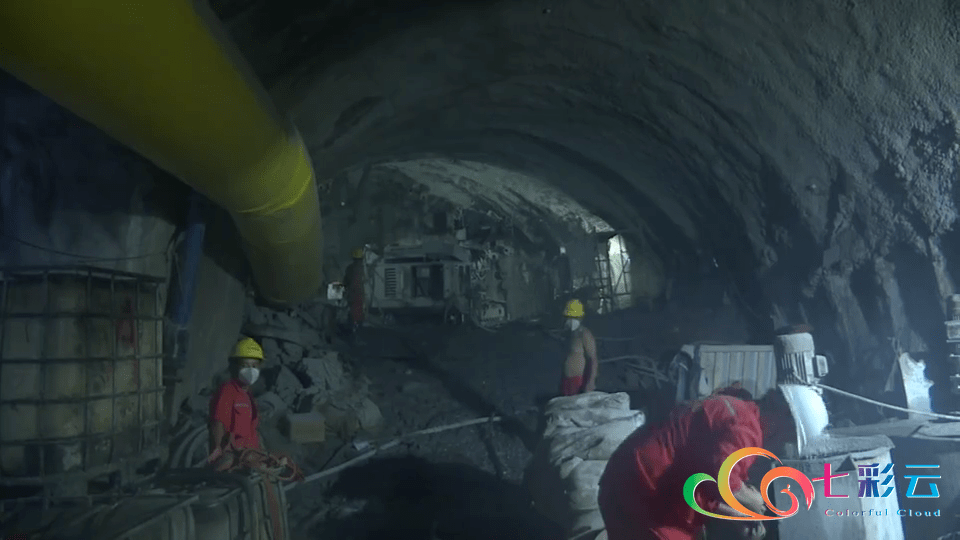 74米 中国铁路隧道最深竖井掘砌到底!_施工