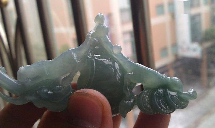 小伙拿着一块翡翠边角料去找雕刻师傅,却差点把师傅弄哭!