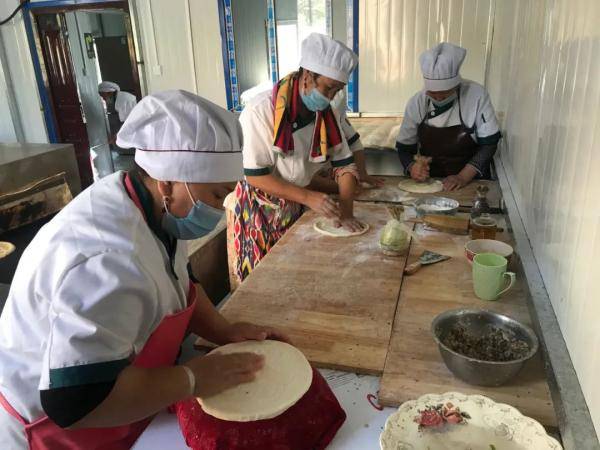 近日,记者走进喀什市多来特巴格乡艾斯里库勒村打馕合作社操作间,浓郁