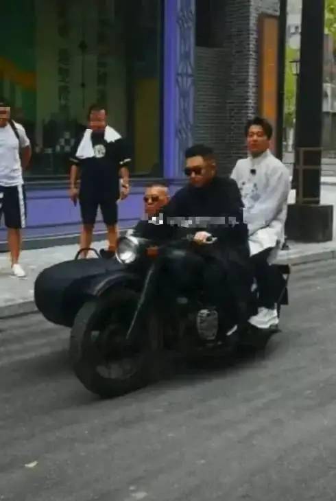 于大爷|行业丨运动品牌李宁为何跨界邀请“相声皇后”于谦代言呢？