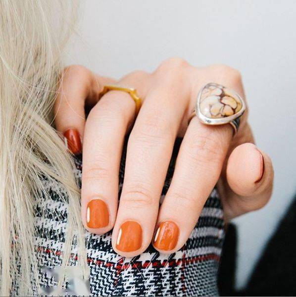 红色|今秋最流行的10款美甲：温柔又高级