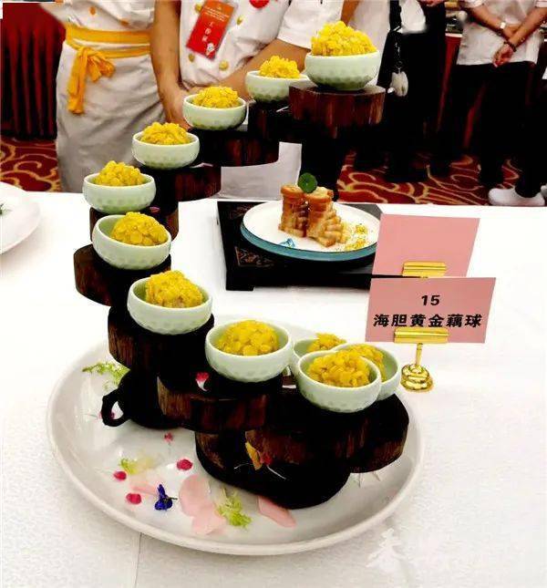梁健全师傅的自选菜式是龙腾四海,据他介绍,该菜式龙虾用了两种做法