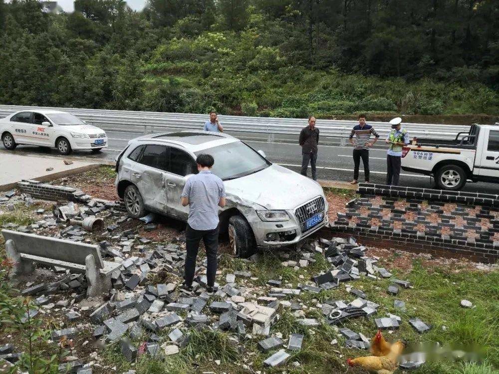 雨天路滑石城近期发生几起交通事故