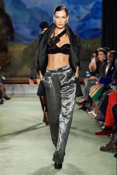 流行色|秋冬流行色新鲜出炉！秋季8大外套流行趋势/ 现在可以穿的2020秋冬连衣裙 /2020/2021秋冬最时尚的裤子指南！