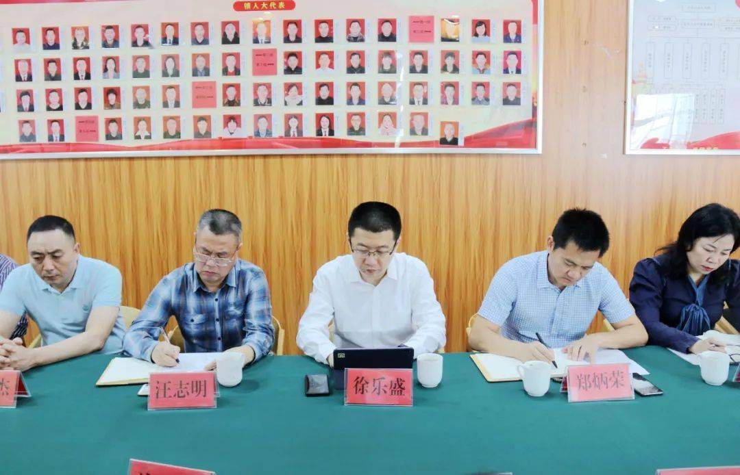 徐乐盛指出,人大代表要积极参与到政府的精准扶贫工作