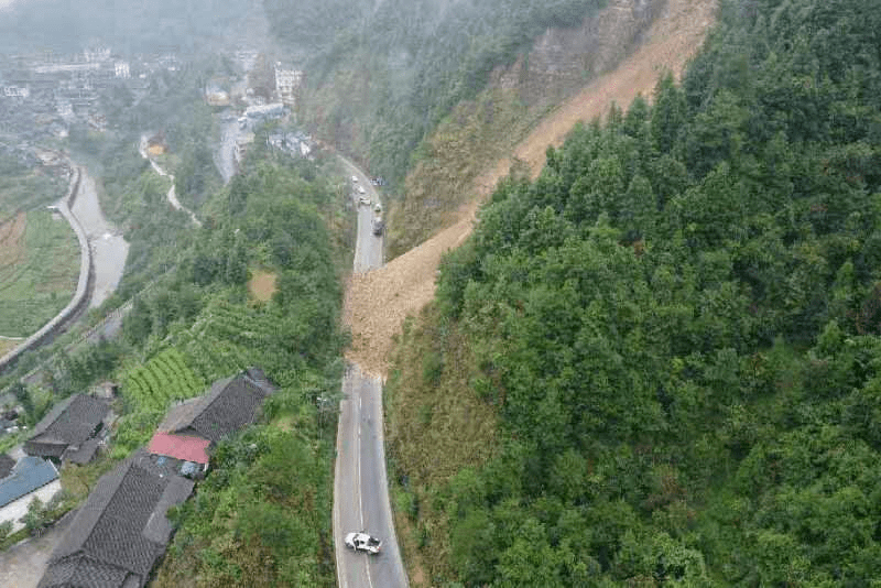 公路部门提前预警,湘西古丈县g352线山体滑坡,无人员伤亡