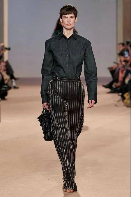 流行色|秋冬流行色新鲜出炉！秋季8大外套流行趋势/ 现在可以穿的2020秋冬连衣裙 /2020/2021秋冬最时尚的裤子指南！