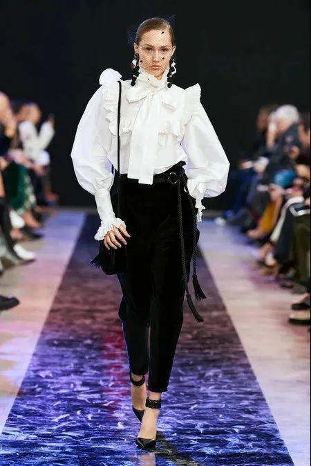 流行色|秋冬流行色新鲜出炉！秋季8大外套流行趋势/ 现在可以穿的2020秋冬连衣裙 /2020/2021秋冬最时尚的裤子指南！