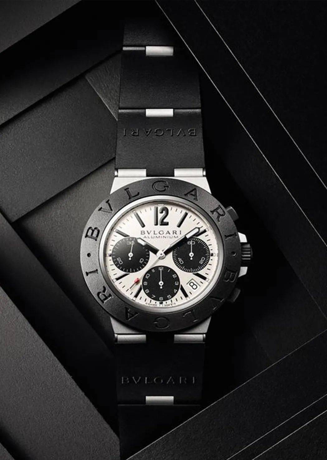 Daily|兰博基尼联名山本耀司造车，Supreme与徕卡推出望远镜｜直男Daily