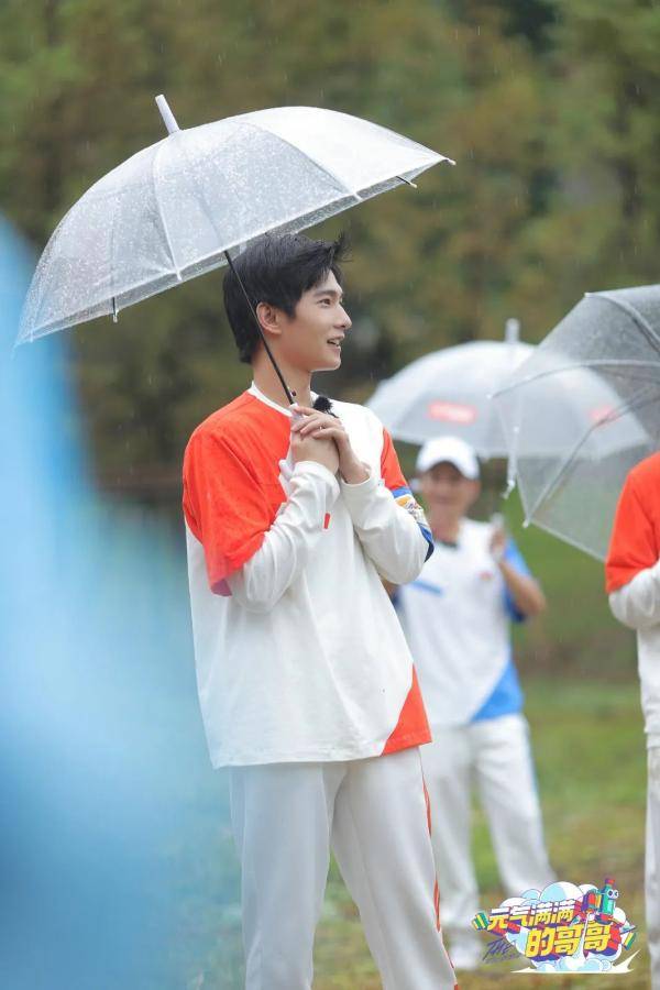 王耀庆|《元气满满的哥哥》捉迷藏决战到底太刺激 杨洋躲在垃圾桶＂求生存＂