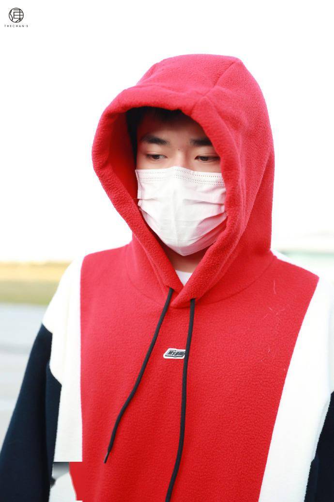 易烊千玺今日机场look 这个小红帽有点酷