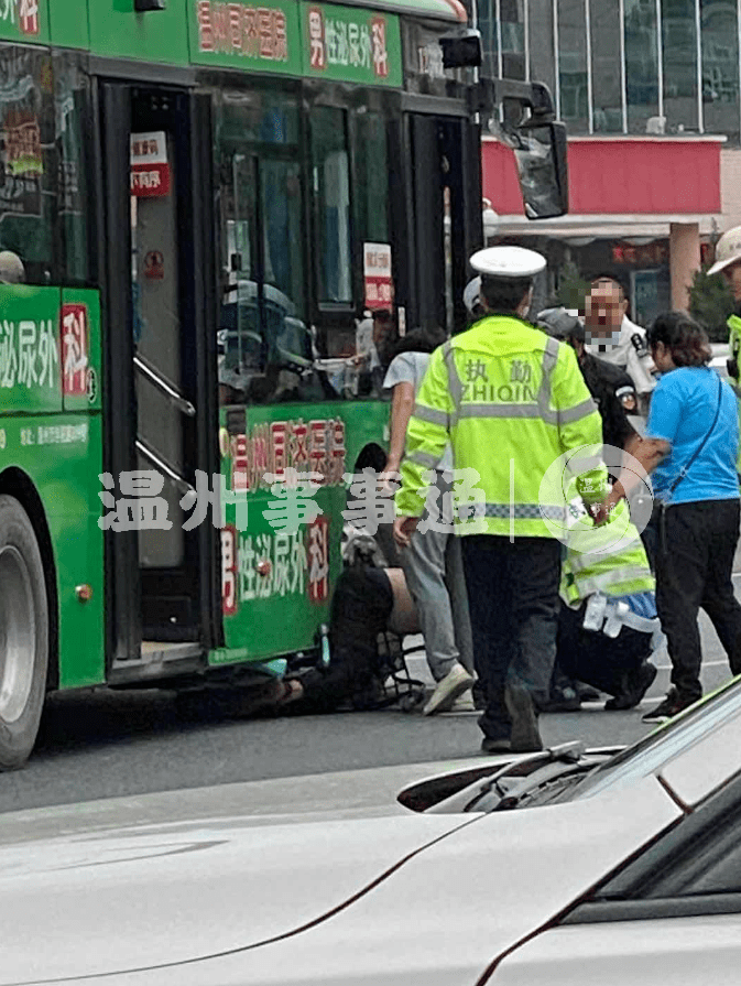 温州公交车祸,一人被压