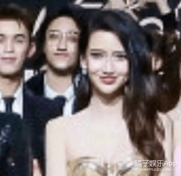 变形|原创百花奖合影全员变形，王俊凯被迫瘦脸孟美岐如蜡像，看得心塞！