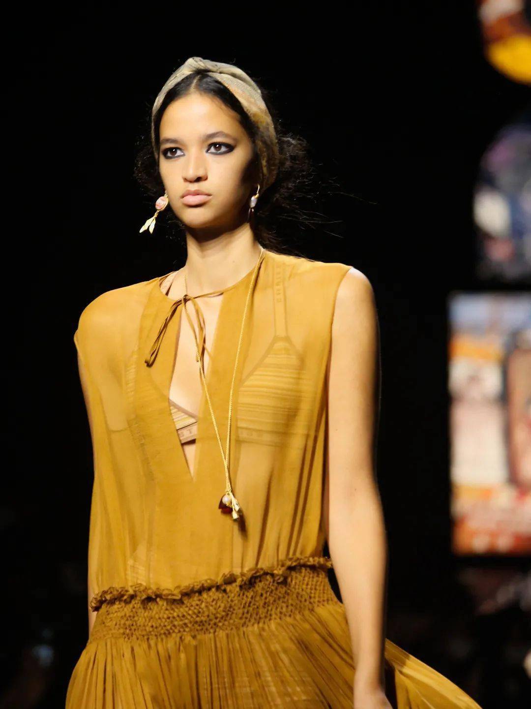 Lucia|让孟美岐、杨采钰都种草的美裙子 据说穿上它才更像“文化人”？