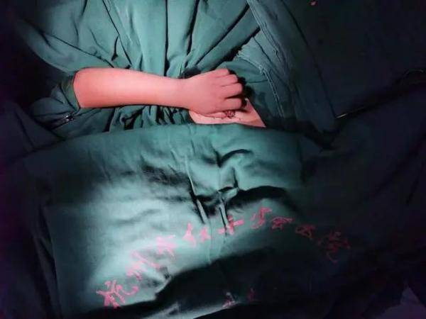 手指|手指保住了5岁女孩拇指被门夹断！妈妈做对这一步