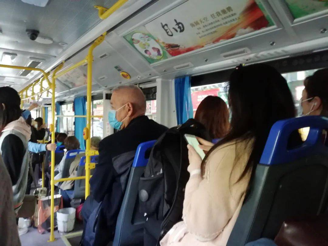 【安全出行】公交车上这么坐,很容易受伤!