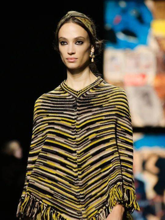 Lucia|让孟美岐、杨采钰都种草的美裙子 据说穿上它才更像“文化人”？