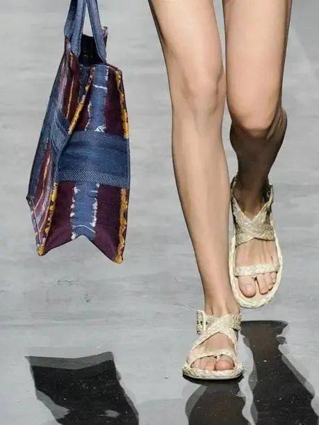 Lucia|让孟美岐、杨采钰都种草的美裙子 据说穿上它才更像“文化人”？