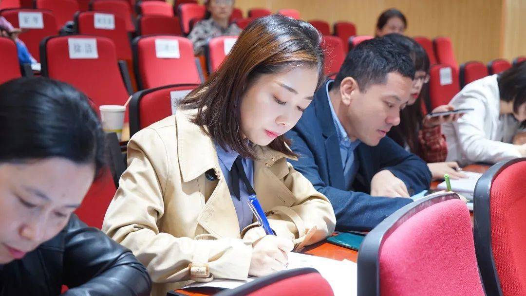 怎么描述自己的老师 c618ef6b27a943dda4340c2087646be5.jpeg