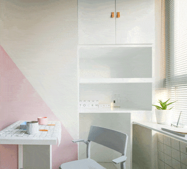 餐厅区域面积不大,但是容纳一两个人用餐完全没有问题,格子桌布很