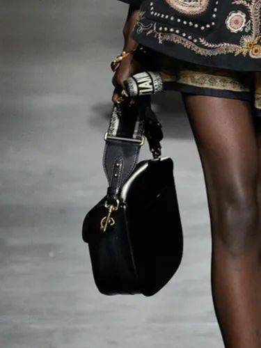 Lucia|让孟美岐、杨采钰都种草的美裙子 据说穿上它才更像“文化人”？