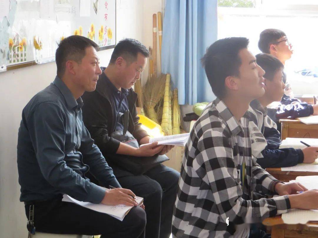 9月29日下午,临夏中学校长张彪带领考察团一行20人来我校考察交流