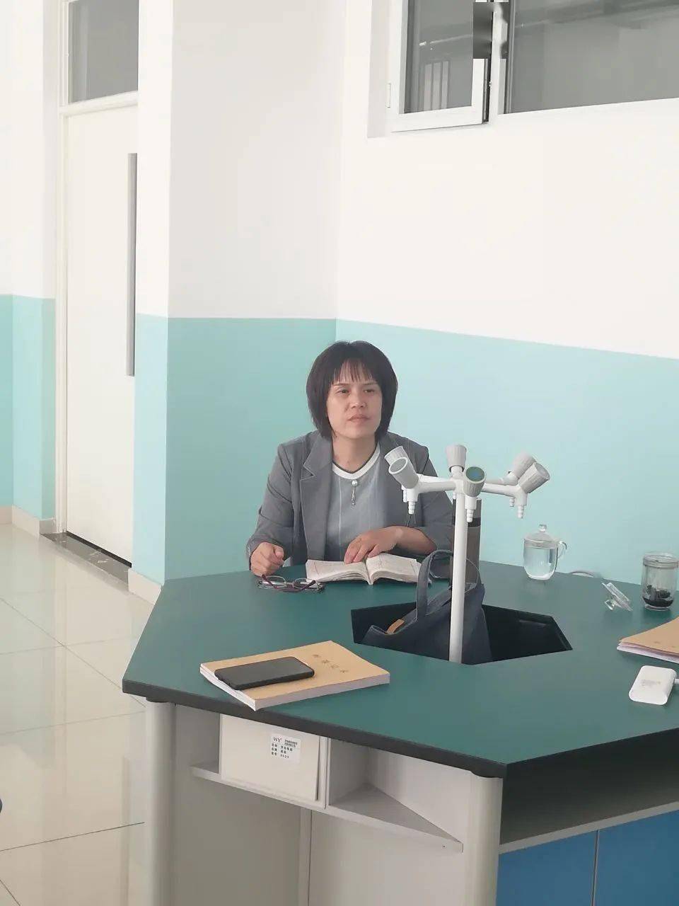 科学老师实验 15ed2b6f2d7642cd894e2583973b7e8f.jpeg