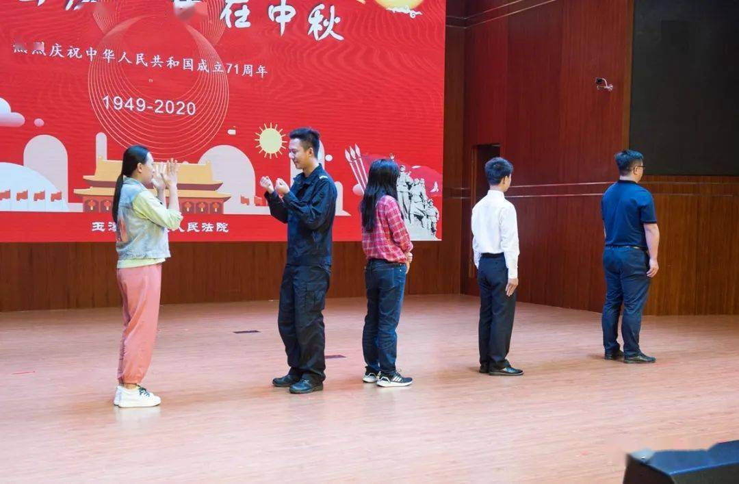 中秋国庆传捷报(猜一成语) 偷笑_中秋国庆手抄报图片(3)