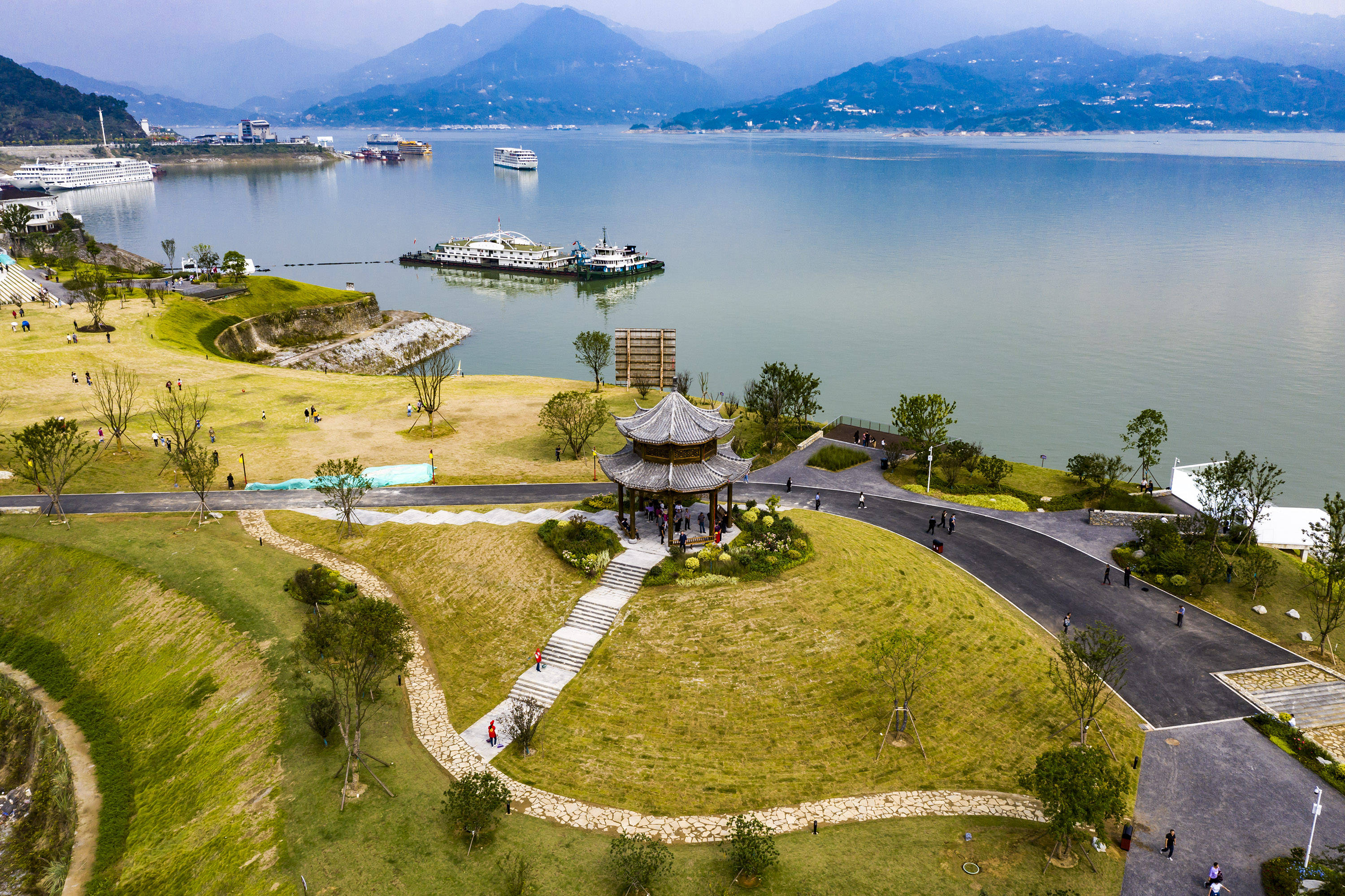 10月1日,当地居民在秭归县木鱼岛休闲公园游玩.