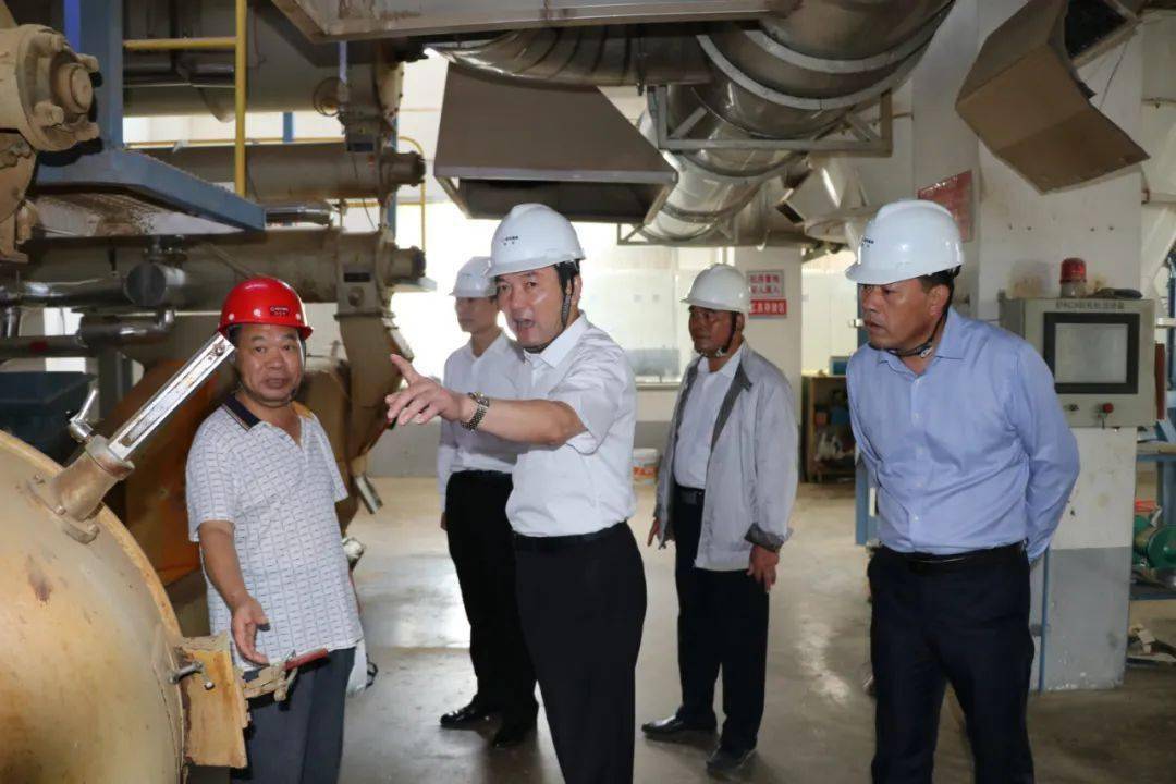 镇党委书记杨朝友率安监,建管等部门负责人开展"双节"安全生产大检查