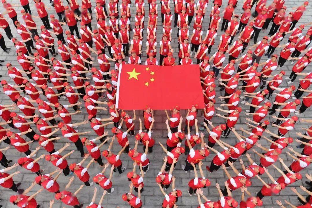 今天天安门广场升国旗仪式 迎着第一缕晨光,鲜艳的五星红旗冉冉升起!
