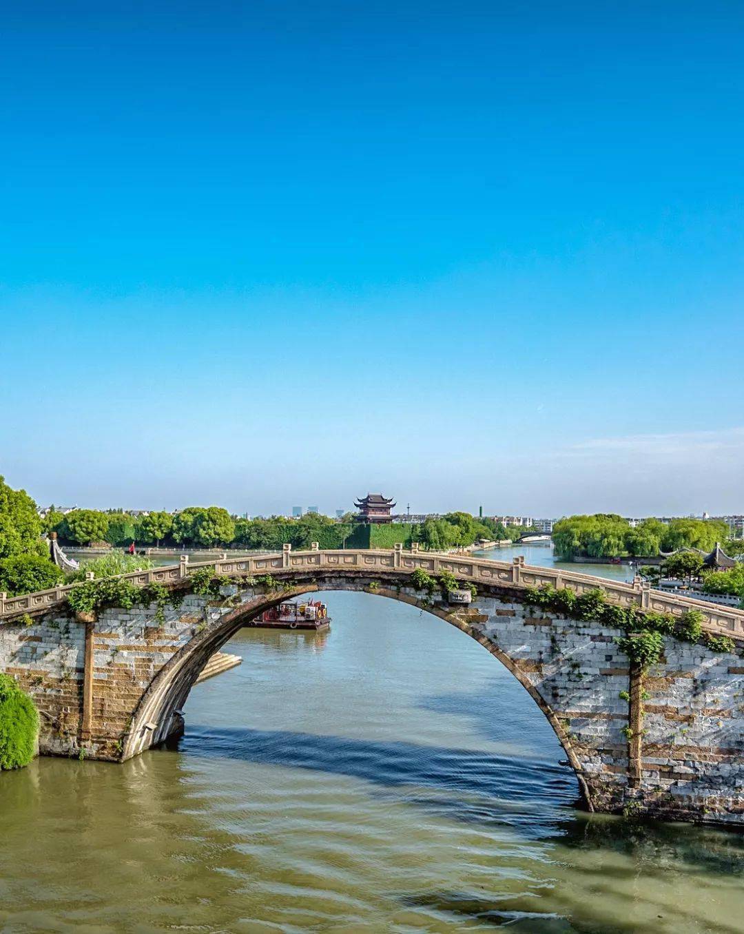 摄影师@陶老师觅渡桥单孔石拱,运河流经当河街交错或两街相连时一众