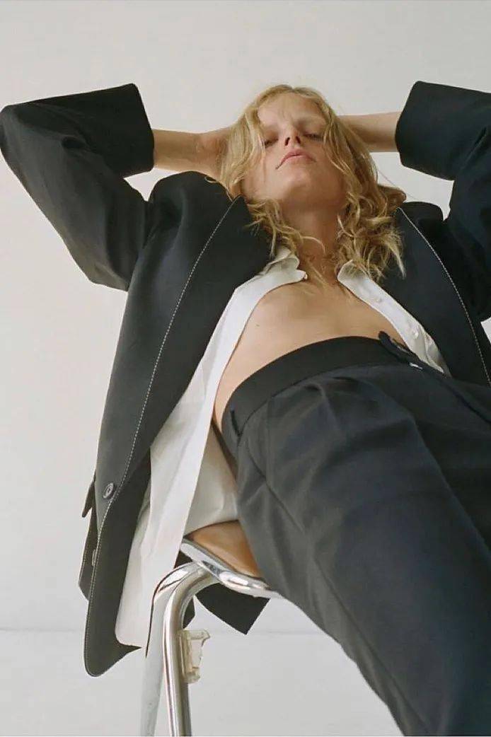 叛逆|他从Celine离职后,创立品牌短短一年火速爆红!新生代叛逆少年的禁欲系极简风~