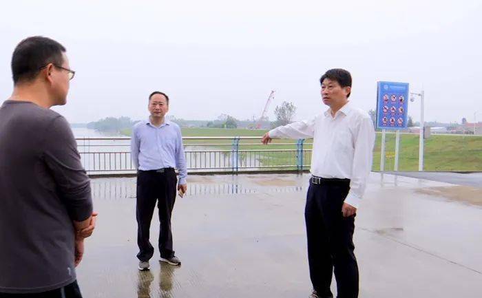 9月29日,县长霍辉到杨湾闸检查指导防汛工作.