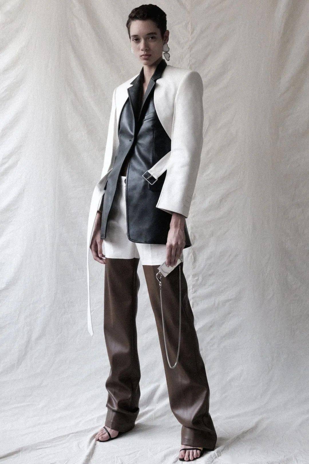 叛逆|他从Celine离职后,创立品牌短短一年火速爆红!新生代叛逆少年的禁欲系极简风~