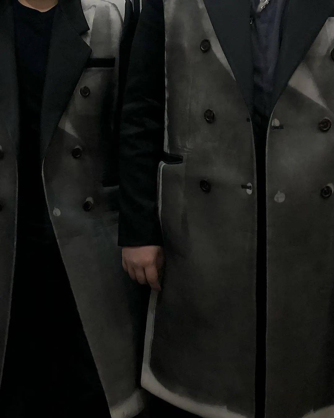 叛逆|他从Celine离职后,创立品牌短短一年火速爆红!新生代叛逆少年的禁欲系极简风~